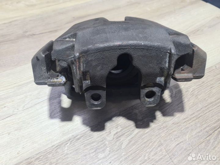 Суппорт передний правый Bmw X5 E70 3.0 N52B30AF