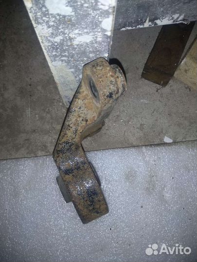 Опора L заднего редуктора Mazda CX7 2.3 АКПП