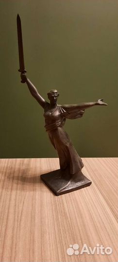 Статуэтка Родина Мать зовёт