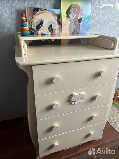 Кроватка для новорожденных и комод