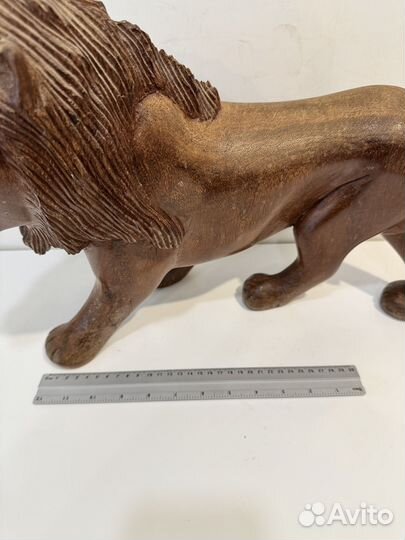 Фигурка льва из красного дерева