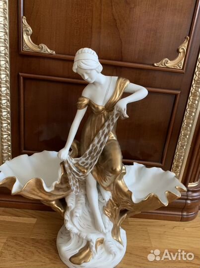 Большая Фарфоровая статуэтка Нимфа с раковинами