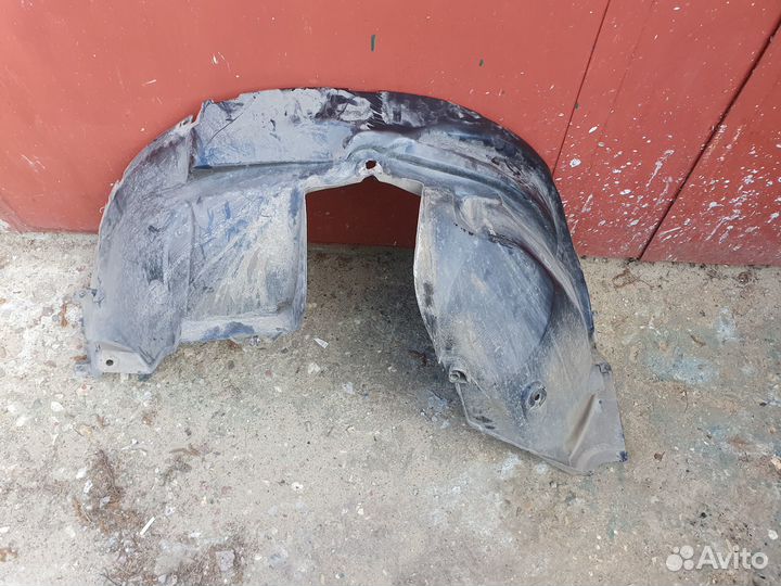 Подкрылок передний правый Террано