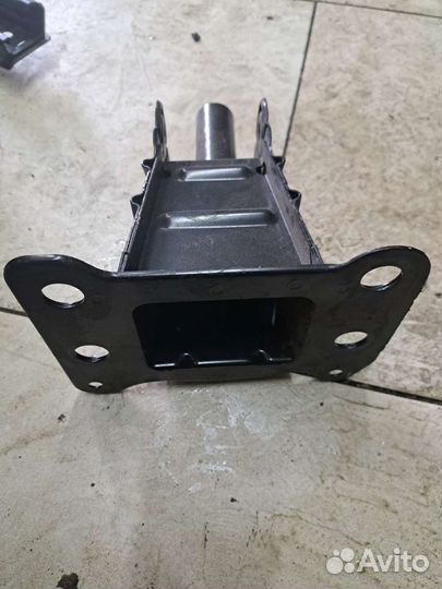 Кронштейн переднего усилителя правый ауди а3 8р