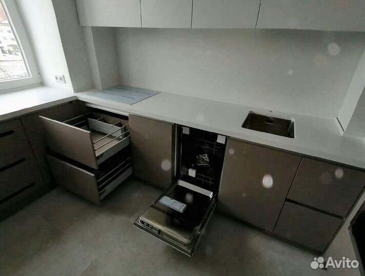 Угловой кухонный гарнитур современный