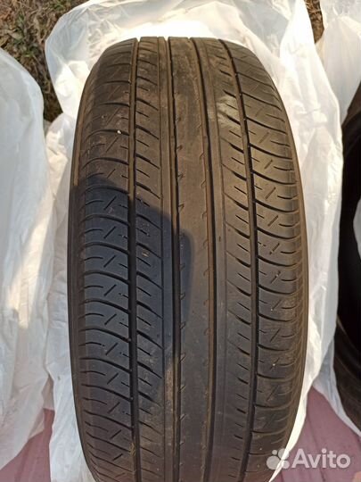 Yokohama dB Decibel E70B 215/60 R16 95V