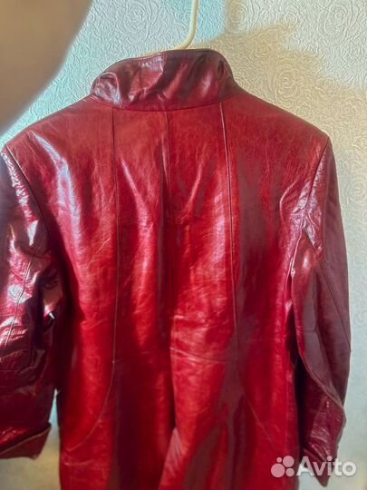 Винтажный кожаный плащ вишневого цвета