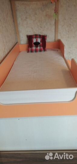 Детская кровать чердак со столом и шкафом бу