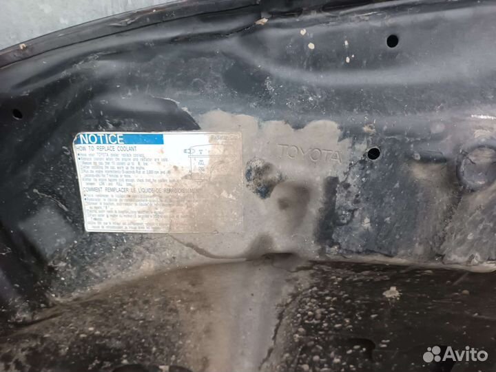 Toyota auris капот