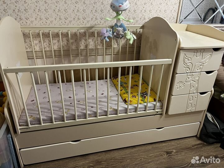 Детская кроватка с маятником