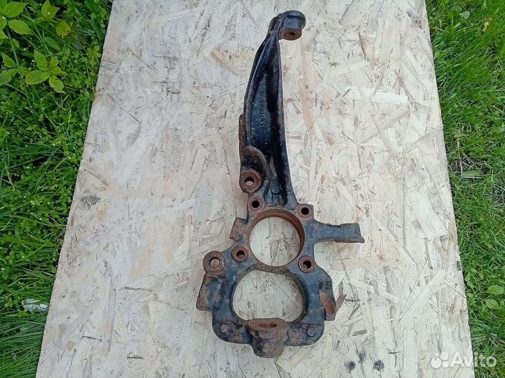 Кулак поворотный левый Land Rover Discovery 3