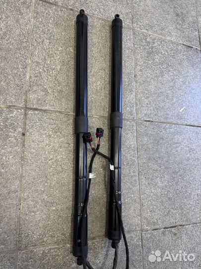 7p6827851d Volkswagen Touareg амортизатор