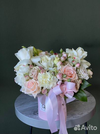 Шляпная коробка с живыми цветами Доставка