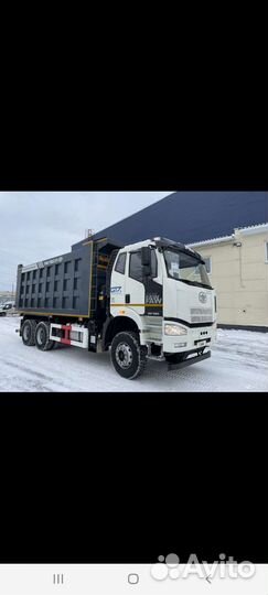 Водитель самосвала FAW