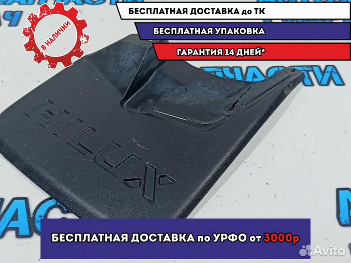 Брызговик передний правый Toyota Hilux, 8 поколение 766210K140. Дефект