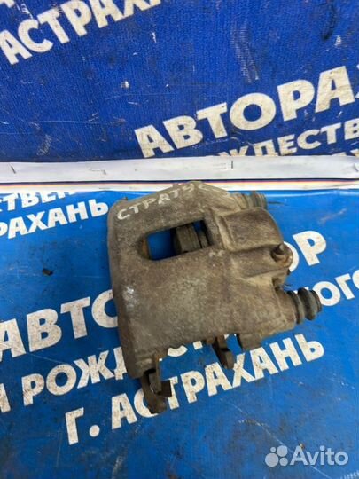 Передний левый суппорт Dodge Stratus седан 2000