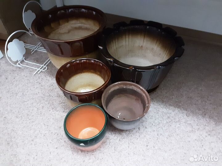 Цветочный горшок, лейка, плечики, зонты