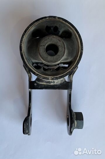 Подушка двигателя toyota Vitz KSP 130 нижняя