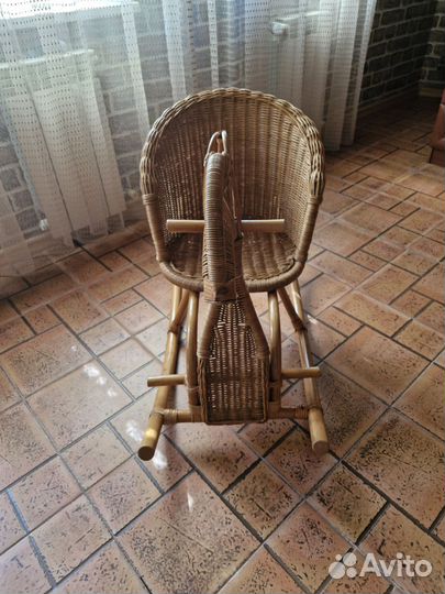 Кресло качалка из ротанга