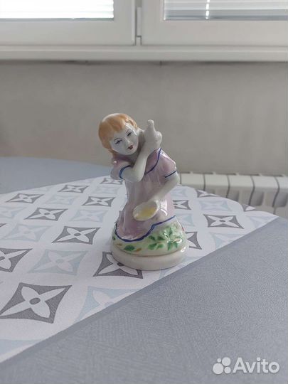 Фарфоровая статуэтка 