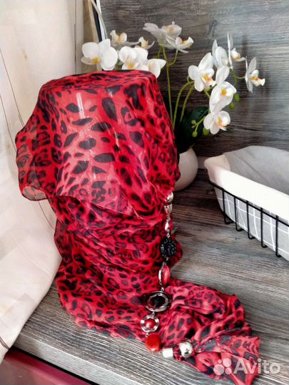 Шарф с украшением