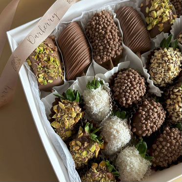 Клубника и бананы в шоколаде с фисташкой