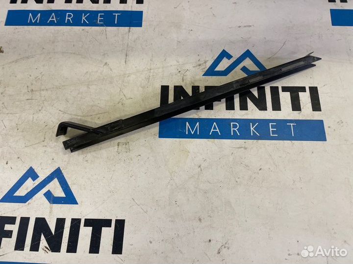 Направляющая стекла задняя правая Infiniti Qx70