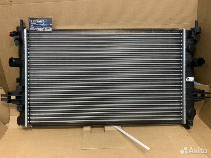 Радиатор охлаждения Astra H/Zafira B 1,6/1,8 МКПП