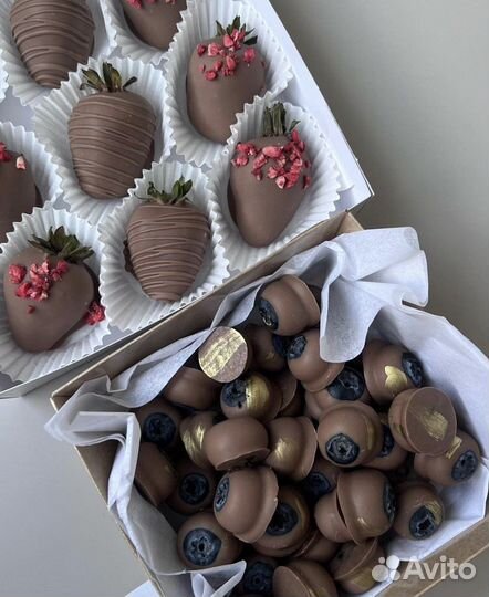 Клубника и бананы в шоколаде