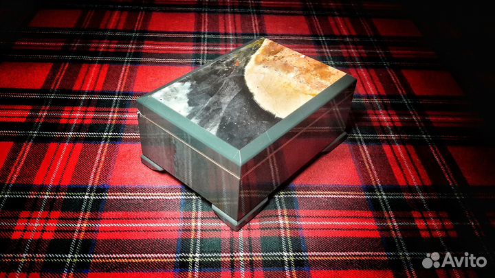 Шкатулка-ларец из нефрита