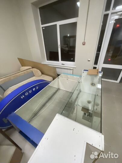 Торговые витрины и стеллажи бу