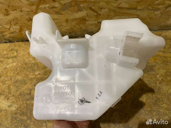 Бачок омывателя Тойота Рав 4 50 (2018-2023)