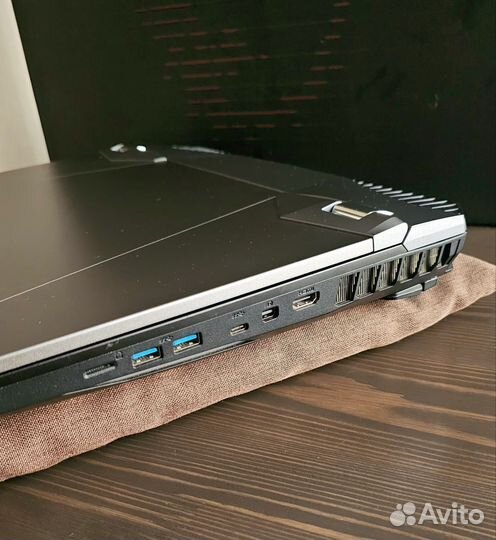 MSI gт76 Тitan dт 10SGS-023RU 10900K 2080Super