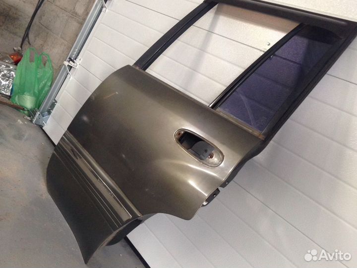 Toyota Land Cruiser J100 Задняя левая дверь