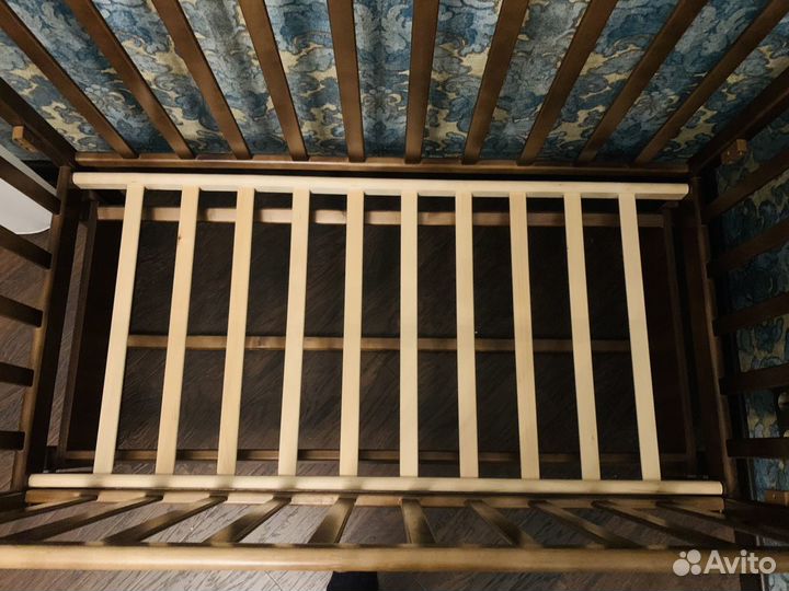 Детская кроватка с маятником