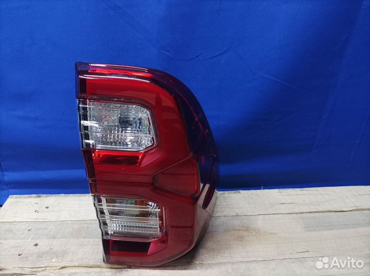 Фонарь правый Toyota Hilux 8 2015