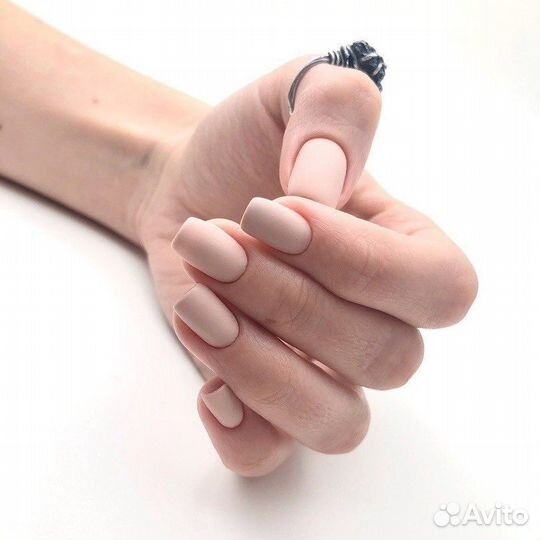 Модель на маникюр с покрытием гель-лак