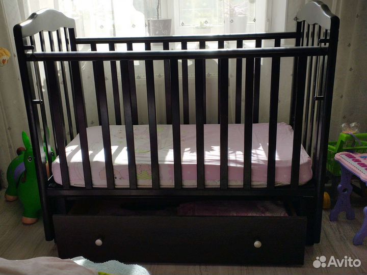 Детская кроватка с продольным маятником