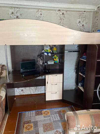 Детская кровать чердак со столом и шкафом