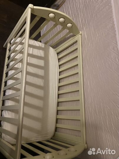 Детская кроватка с маятником и ящиком