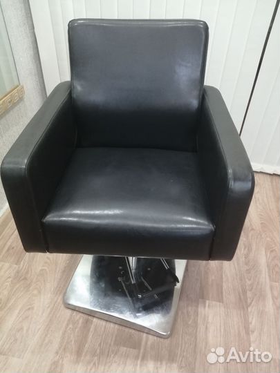 Кожанное кресло парикмахерское