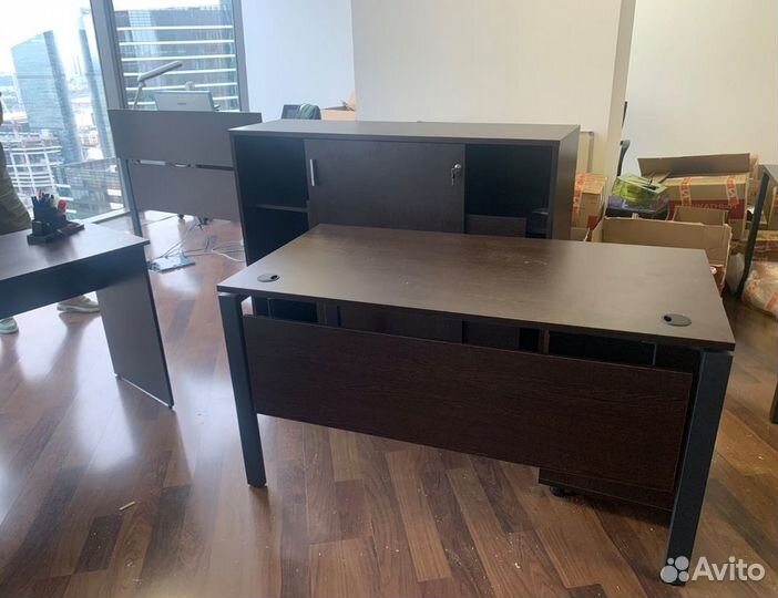 Офисная мебель новая: стол для персонала