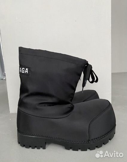 Balenciaga alaska fur boots на руках