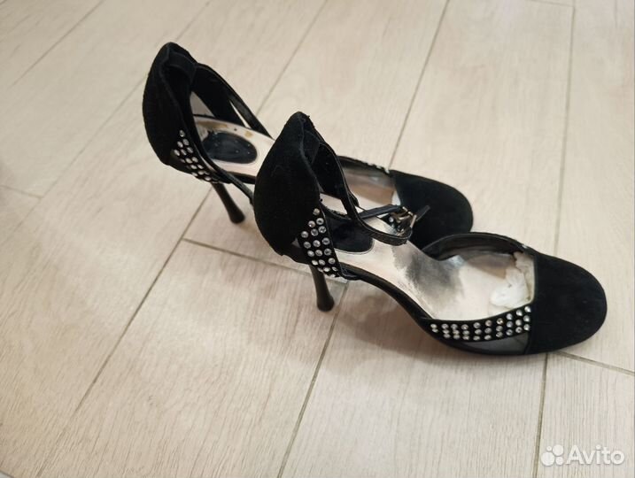 Замшевые туфли со стразами