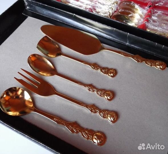 Десертный набор позолоченных ложек и вилок