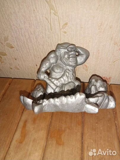 Пепельница первобытного человека бронза