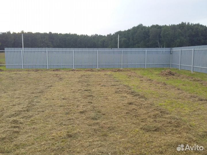 Заборы из евроштакетника с кирпичными столбами