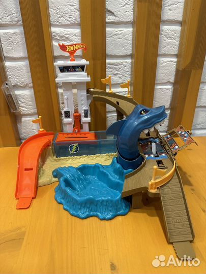 Игровой набор Hot wheels с акулой