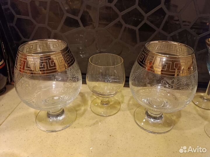 Бокалы и рюмки на ножках