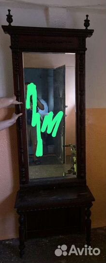 Зеркало старинное на столике